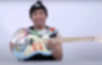 Youtuber Ini Bikin Gitar Murah Mirip Punya Billie Joe Armstrong!