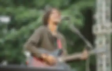 11 Rekomendasi Lagu Indie di Album 'Berjalan Mundur' Milik Fiersa Besari!
