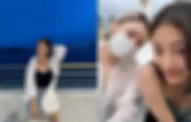 Jihyo dan Jeongyeon TWICE Liburan Bareng di Busan Main Air Bareng!