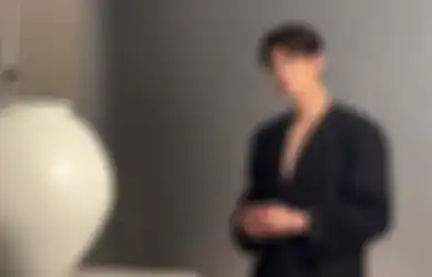Menarik Perhatian, Cha Eun Woo ASTRO Pamer Otot di Photoshoot W Korea!