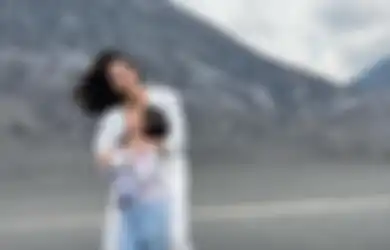 Naik Kuda Lagi, Gempi Girang Bisa Foto di Pasir Bromo, Komentar Gisel Jadi Sorotan