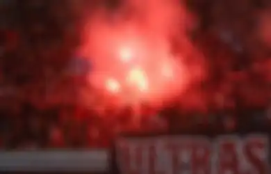 Jangan Berulah! Ini 4 Alasan Mengapa Flare Dilarang Nyala di Stadion Pas Pertandingan Sepakbola