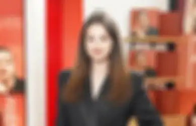 Pesona Selena Gomez Tampil Menawan dengan Blazer Dress Hitam