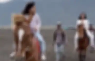 Nyanyikan Lirik DJ Bukan Sekejap Denganmu Bukan Mainan Hasratku, Kelakuan Gisel Dikomentari Musisi Senior, Foto Liburan Gempi di Bromo Curi Perhatian