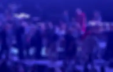 Detik-detik Saat Gitaris Carlos Santana Pingsan di Atas Panggung!