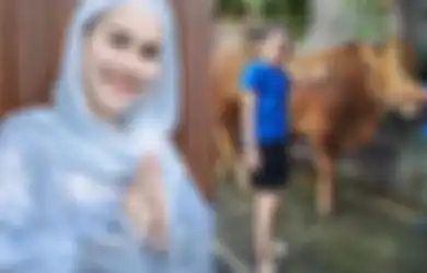 Berstatus Sebagai Pedangdut Tajir dengan Bayaran Rp 200 Juta, Ayu Ting Ting Tak Gengsi Duduk Lesehan Ikut Potong Daging Kurban Bareng Warga, Tengok Gayanya yang Sederhana