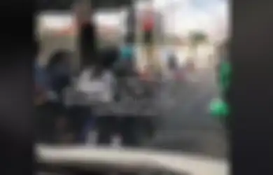 'Zaman Sekolah Persis Kaya Gini', Aksi Emak-emak Naik Sepeda Ini Bikin Pemobil Kenang Masa Sekolah, Bikin Warganet Ingat Masa Lalu