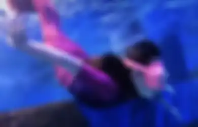 Ajak Gempi Sekolah Mermaid, Gisel Latihan Scuba Diving di Tempat Unik, Foto Janda Gading Marten Curi Perhatian