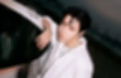 Serba Hitam, J-Hope BTS Hiasi Cover Majalah W Korea Edisi Agustus