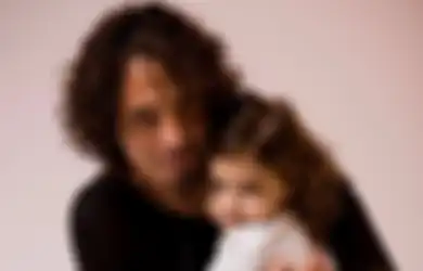Mengenang Sang Ayah di Ultah Ke-58, Toni Cornell Posting Video Masa Kecil dengan Pesan Menyentuh untuk Chris Cornell