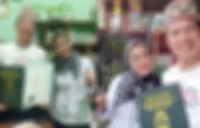 Putus Sekolah saat SMP, Penyanyi Terkenal Indonesia Ini Akhirnya Lulus SMA di Usia 39 Tahun, Fotonya Pegang Ijazah Paket C Bikin Bangga