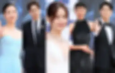 Para Seleb Ternama Hadiri Red Carpet Blue Dragon Series Awards