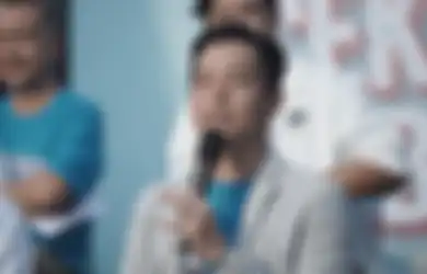 Gara-Gara Kalah Tinggi Dari Laura Basuki, Ernest Prakasa Pakai Insole 5cm buat Syuting Cek Toko Sebelah 2
