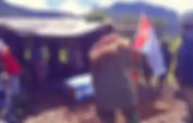 Peti Jenazahnya Diselimuti Bendera Bintang Kejora, Tengok Sakralnya Pemakaman Jurnalis KKB Papua yang Meninggal dengan Pangkat Prajurit Satu, Ratapan Ibu-ibu Terdengar Saat Upacara Senjata