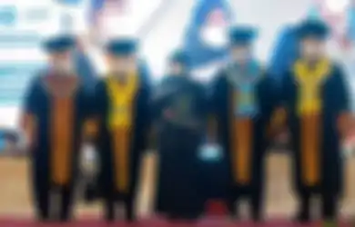 Bikin Haru, Mahasiswi Meninggal, Wisuda di UNESA Diwakili Sang Ibu