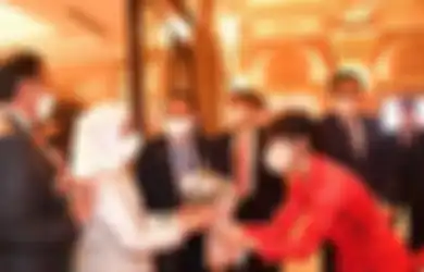 Dita Karang Berkesempatan Sambut Presiden Jokowi dan Ibu Iriana Saat Kunjungan ke Seoul, Cara Bicara Member Secret Number pada Orang Nomor Satu di Indonesia Ini Langsung Jadi Sorotan