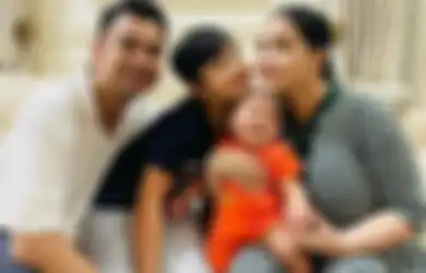 Tingkah Gemas Rayyanza Saat Jenguk Nenek Buyutnya yang Tengah Sakit Bikin Gemas Warganet, Begini Aksi Lucu Adik Rafathar yang Bisa Buat Mami Popon Ketawa