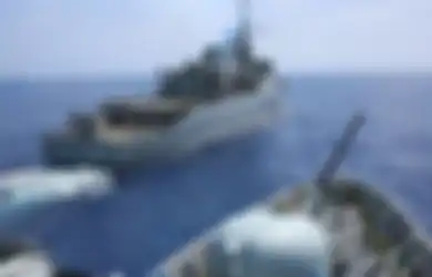 Melambai Tangan ke Pengawas Anjungan KRI Bung Tomo yang Sedang Latihan Super Garuda Shield 2022, Nyawa 4 Nelayan Terselamatkan Usai 72 Jam Terapung di Laut Karena Kapalnya Tenggelam