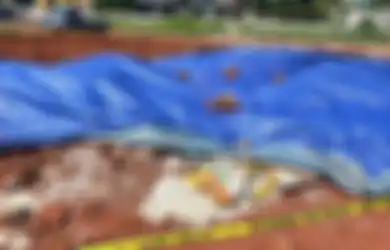 Pejabat Istana Angkat Bicara, Sembako Bansos dari Presiden yang Ditemukan Terkubur di Depok Diduga Bukan Dari Pihaknya: Tidak Pernah Kerjasama dengan JNE!