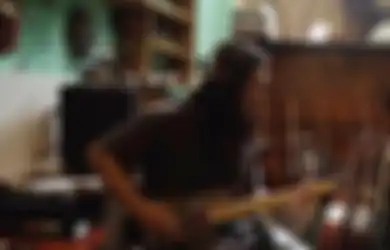Punya Banyak Koleksi Gitar, Robi Navicula: Ini Gitar Bikin dari Papan Skateboard!