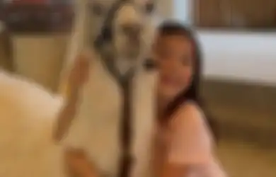 Anaknya Peluk Makhluk Berbulu Seperti Domba, Gisel Kegirangan Sampai Dua Kali Posting Foto Gempi dengan Pose Begini