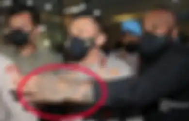 Brewok dan Tato Sangar di Tangan Kirinya Mencuri Perhatian, Ini Sosok Ajudan Ferdy Sambo yang Ikut Kawal Ketat Eks Kadiv Propam Polri, Digadang-gadang Bukan Polisi Sembarangan