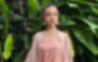 Pengin Pakai Kain Batik? Tiru 4 Penampilan Manis Naura Ayu, Yuk!