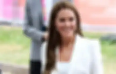 3 Penampilan Kate Middleton Pakai Blazer Putih hingga Pertengahan 2022