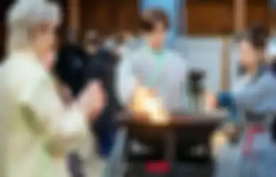 Minggu Ini Enggak Tayang, Drama Korea Hwang Min Hyun Rilis Foto di Balik Layar. Akrab Semua!
