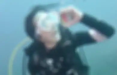 Punggung Tanpa Tali Bra Terekspos, Gisel Malah Dikomentari Gegara Foto Mainan Sampah Plastik di Laut