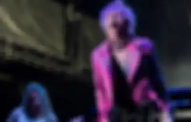 Duh, Lagi-lagi Caper! Machine Gun Kelly Mecahin Gelas Ke Kepalanya Sendiri Waktu Konser Karena Alasan Ini