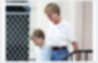 Pakai Celana Jeans, Intip 5 Gaya Kompak Princess Diana dan Pangeran William Kecil!