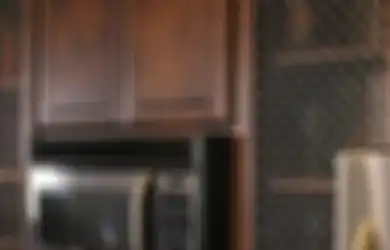 Kombinasi Sempurna dari Lemari Tertutup dan Rak Terbuka, Gunakan Lemari Jaring di Dapur !
