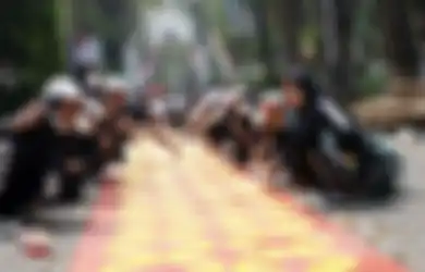 PKKMB UNS 2022 Cetak Rekor Muri! Mewarnai Batik di Kain Sepanjang 3.300 Meter