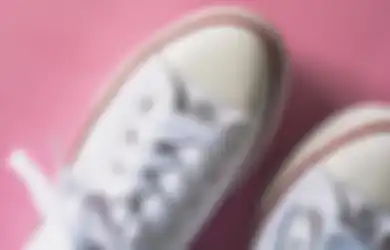 Sepatu Putih Rawan Kotor saat Musim Hujan, Bersihkan Pakai Cara Ini!