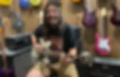 Marcello Tahitoe Beli Gitar Baru: Bisa Nih Buat Nyanyi Bareng Dewa 19 di Panggung!