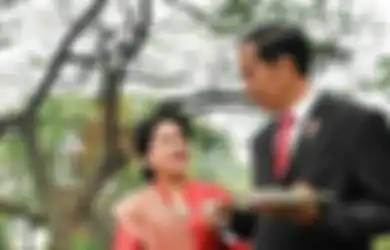 Pakai Baju Batik Sederhana, Penampilan Ibu Iriana Tunggu Presiden Jokowi Ibadah Salat Jumat Viral, Ini Potretnya