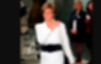 Tampil Modis Pakai Rok Putih? Tiru 4 Gaya Kasual Princess Diana, Yuk!