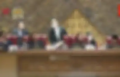 Rakyat Kepung DPR Tolak Harga BBM Naik, Puan Maharani Justru Sumringah Dapatkan Kejutan Ulang Tahun saat Sidang Paripurna: Kami Belum Tentukan Sikap!