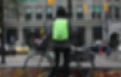 Bantu Banget! Selalu Bawa 5 Barang Ini saat Kita Pergi di Musim Hujan