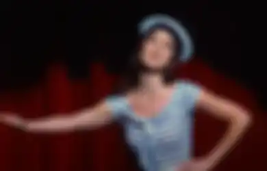 Berdansa di Atas Tumpukan Smartphone dan Orang Mati, Weyes Blood Rilis Video Klip ‘It’s Not Just Me, It’s Everybody’