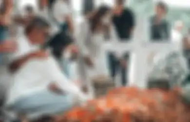 Tak Sempat Lihat Wajah Ibunda Gading Marten Terakhir Kali, Gisel Temukan Sesuatu di Foto Sang Mama