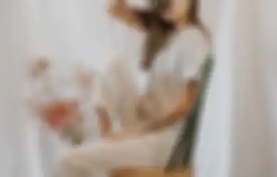 17 Cara Foto Aesthetic Cuma Modal Kursi, Langsung Praktek Aja Deh!