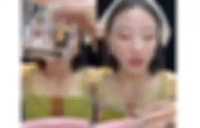 Viral Trik Menuangkan Foundation di Air Sebelum Diaplikasikan, Bikin Make-up Lebih Flawless?