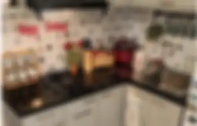 Kecil Tapi Fungsional! Desain Dapur Sempit Aesthetic Ini Bikin Istri Tambah Kreatif Olah Masakan, Intip 7 Foto Hasilnya
