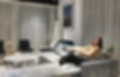 Gisel Unggah Foto Duduk di Sofa, Netizen Auto Salfok: Ngeliat Gorden Jadi Ingat Sesuatu
