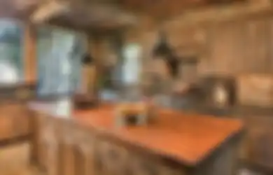 Jadi Tempat Ngobrol Kesayangan Ibu-ibu, Desain Dapur Kayu Minimalis Kian Hangat Berkat Sentuhan Begini, 7 Foto Hasilnya Bikin Jatuh Hati!
