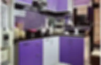 Bosan Warna Putih? Coba Pakai Warna Ini Buat Desain Dapur Kecil di Rumah Mungil, 8 Foto Hasilnya Dijamin Gak Norak!