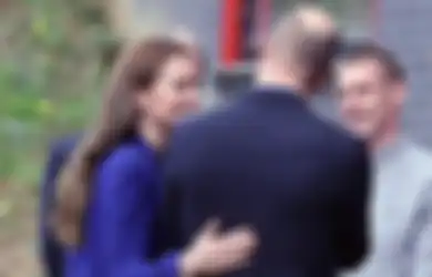Terkesan Simpel, Gaya Kate Middleton dengan Jaket Biru Elegan Banget!