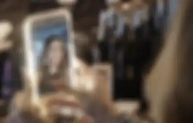 9 Cara Foto Selfie yang Bagus Pakai Kamera HP Hingga DSLR, Mudah Kok!